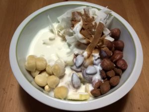 jogurt s ovocem a ořechy